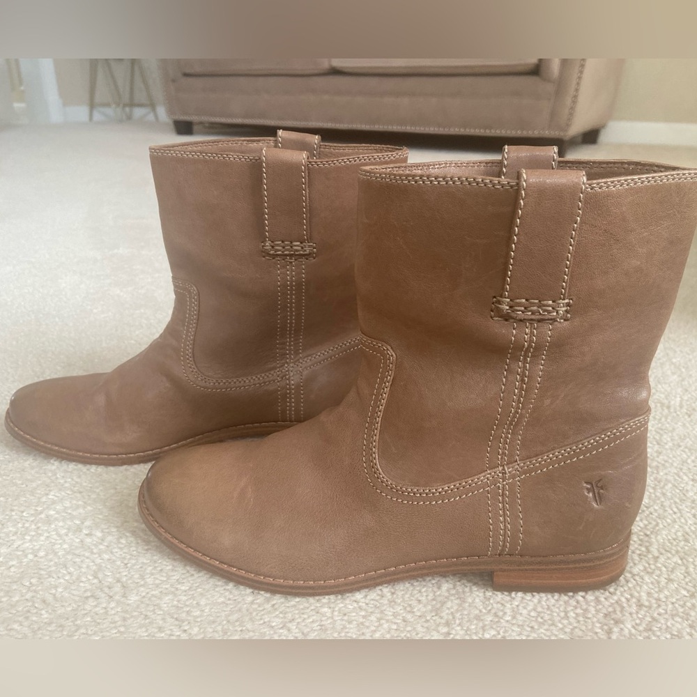 Frye Boots. Women’s Size 8.5. Taupe Leather. Timeless Quality